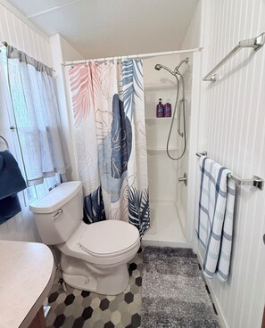 Hair dryer, towels, soap, toilet paper - 5 Peaceful Acres•Pet Friendly•Short Drive to Beach (Milton)