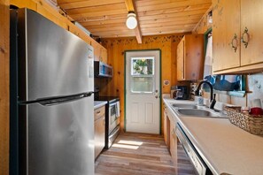 Coffee/tea maker, fridge, microwave, oven - Mtn Retreat Hot Tub~Lake 20 min (Mi-Wuk Village)