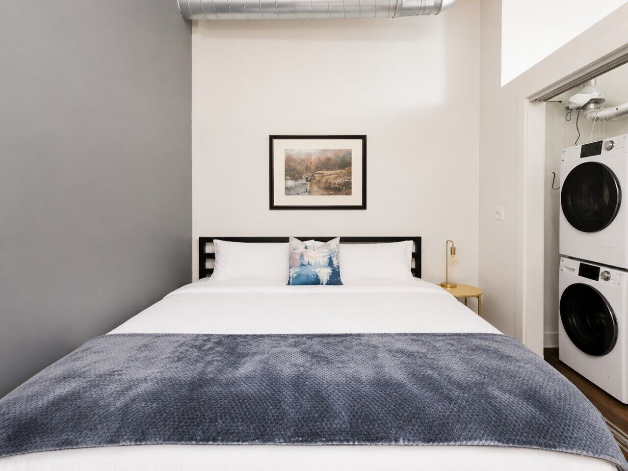 Tabla de planchar con plancha, wifi y ropa de cama 