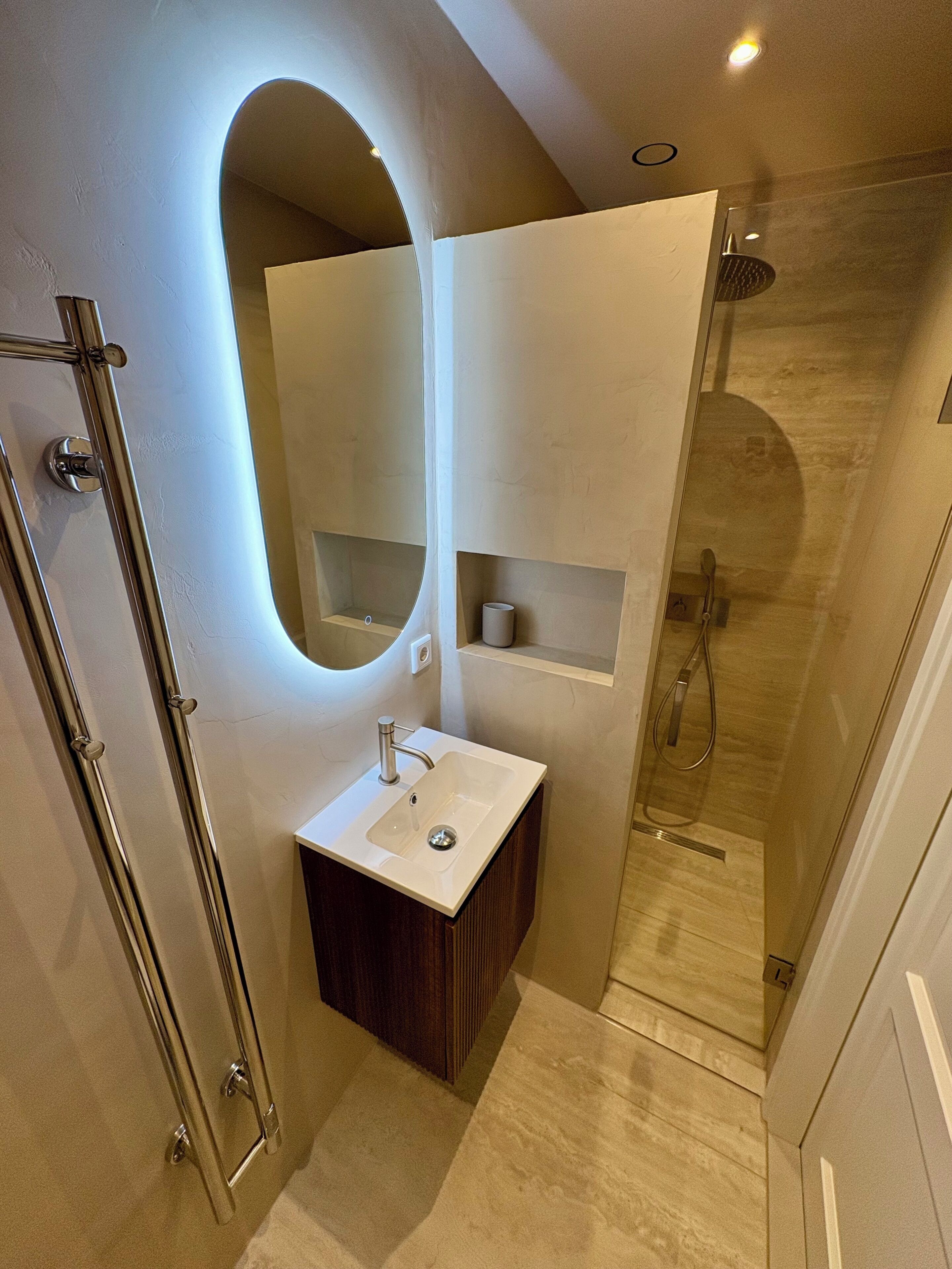 Shower, hair dryer, bidet, towels