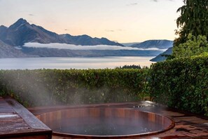 Outdoor spa tub - Wakatipu Heights by Sothebys Luxury Rental Homes (Queenstown)