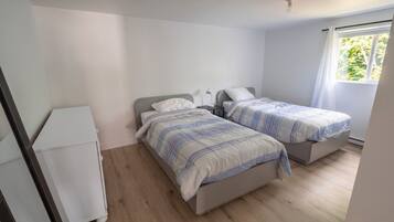 3 chambres, fer et planche à repasser, Wi-Fi, draps fournis