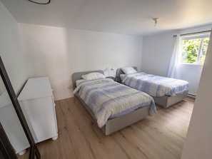 3 bedrooms, iron/ironing board, WiFi, bed sheets