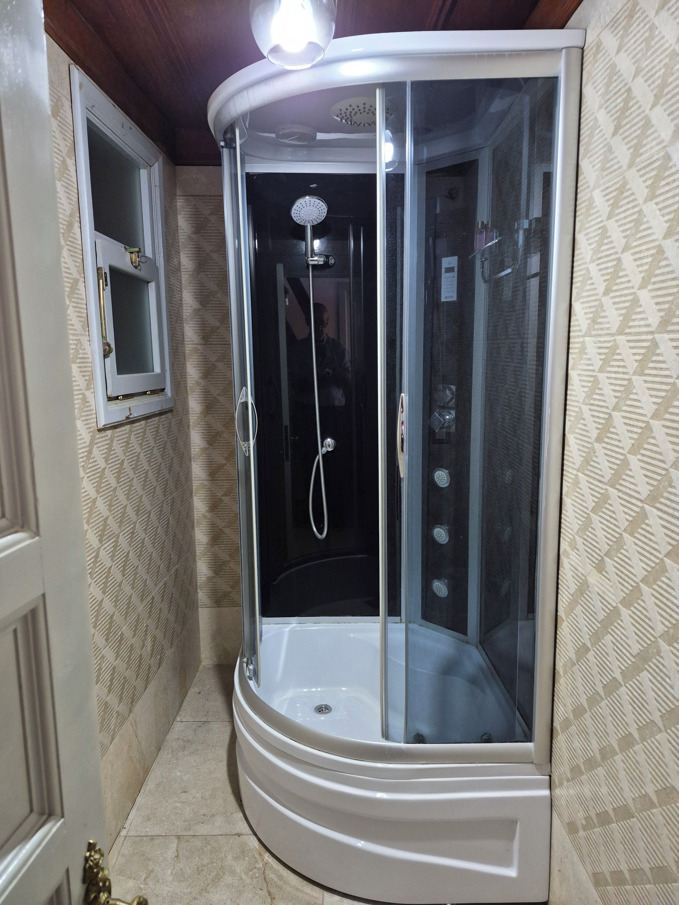 Familienapartment, Balkon, Stadtblick | Badezimmer | Dusche, Haartrockner, Hausschuhe, Handtücher