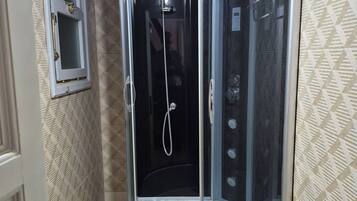 Familienapartment, Balkon, Stadtblick | Badezimmer | Dusche, Haartrockner, Hausschuhe, Handtücher