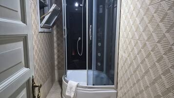 Quarto duplo família, sacada, vista para a cidade | Banheiro | Chuveiro, secador de cabelo, chinelos, toalhas de banho