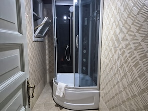 Habitación familiar con 2 camas individuales, balcón, vistas a la ciudad | Baño | Ducha, secador de pelo, zapatillas y toallas