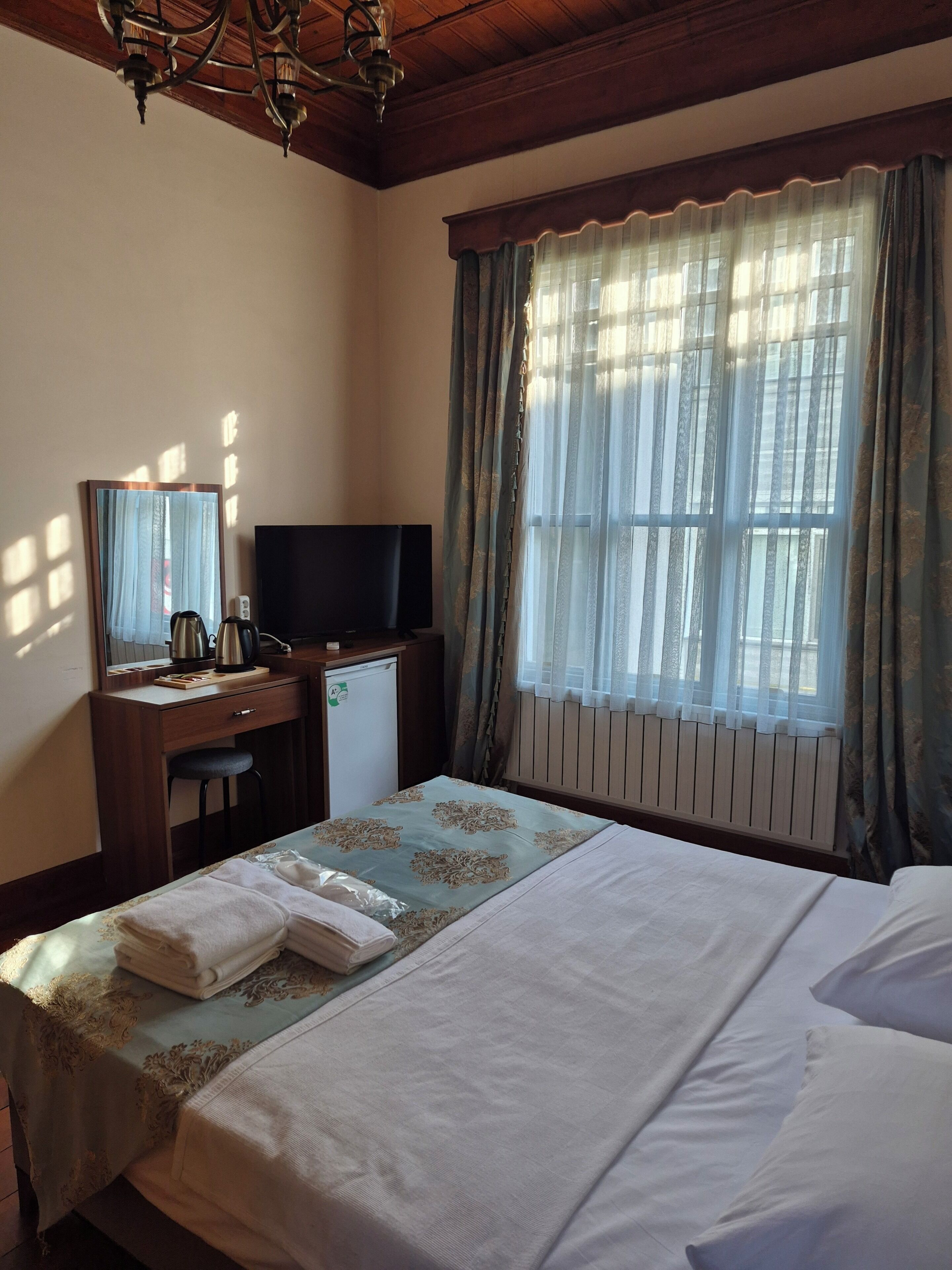 Familie appartement, balkon, uitzicht op de stad | Een minibar, geluiddichte muren, een strijkplank/strijkijzer