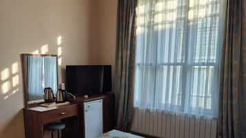 Familie appartement, balkon, uitzicht op de stad | Een minibar, geluiddichte muren, een strijkplank/strijkijzer