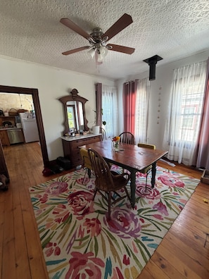 Dining - Fabulous 3-bedroom apartment in charming Salem (Salem)