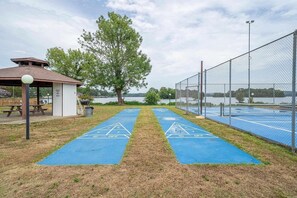 A park with a shuffleboard court, a picnic area, and a fenced tennis court. - Gorgeous 2-bedroom condo with beautiful pool, hot tub, and more in Hot Springs (Hot Springs)