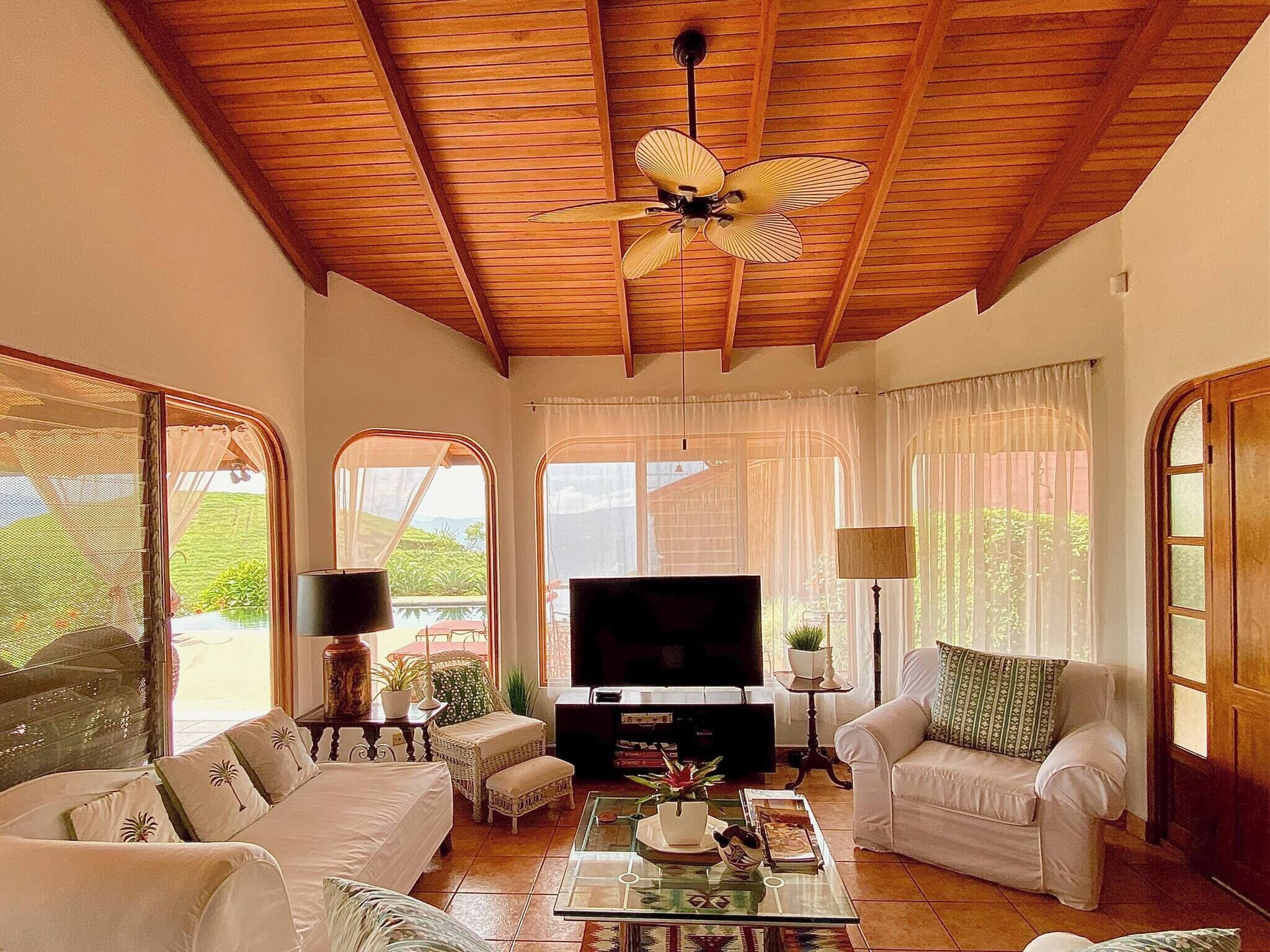 Villa, 4 habitaciones, piscina privada | Zona de estar | Libros