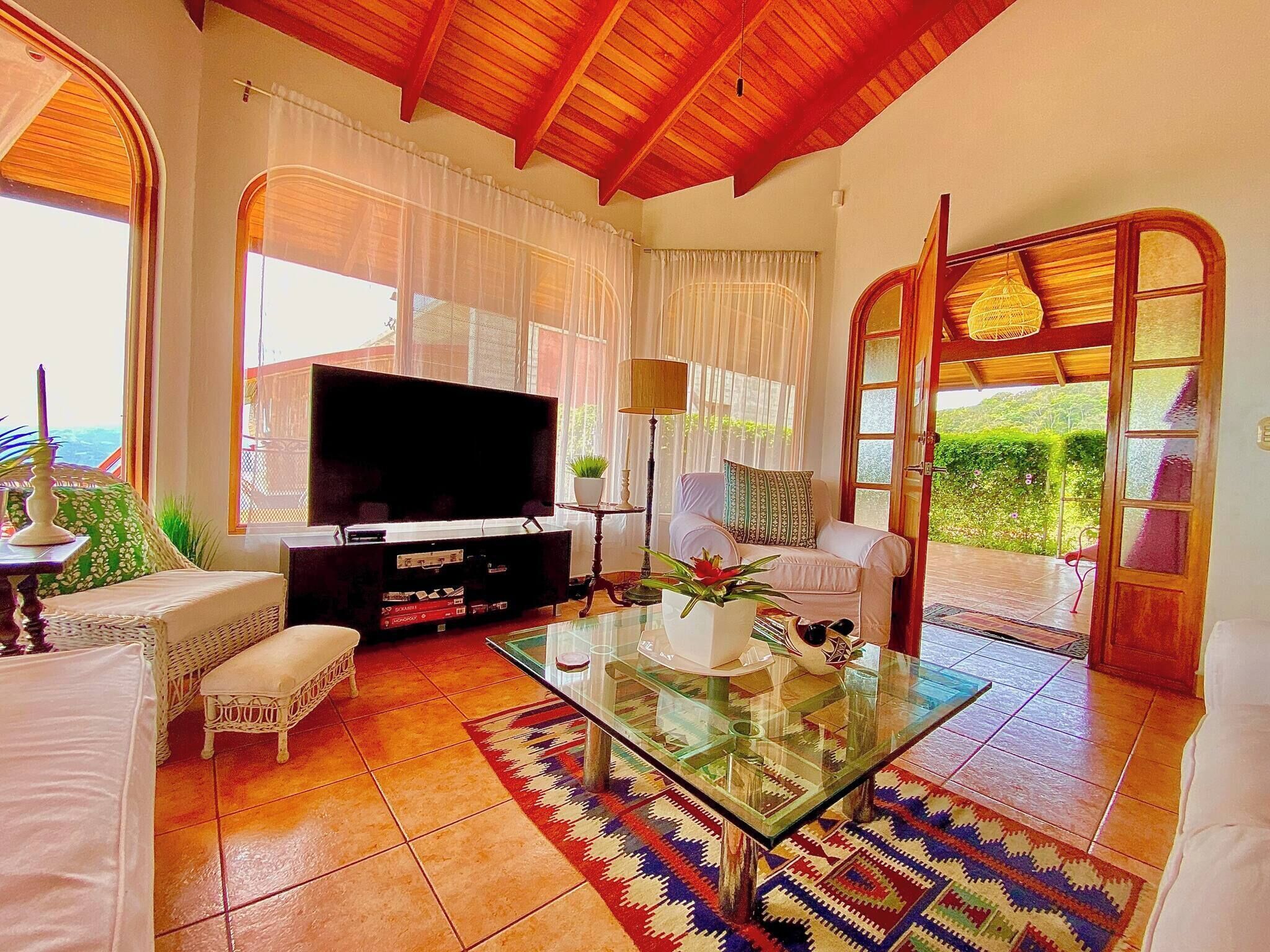 Villa, 4 habitaciones, alberca privada | Área de sala de estar | Libros 