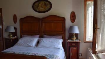 3 bedrooms, desk, iron/ironing board, travel crib