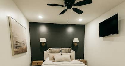 NEW Luxury Carriage House Downtown Somerset