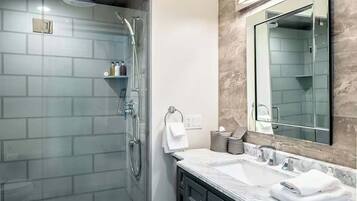 Douche, sèche-cheveux, serviettes fournies, shampoing
