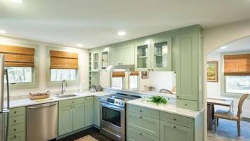 Coffee/tea maker, fridge, microwave, oven