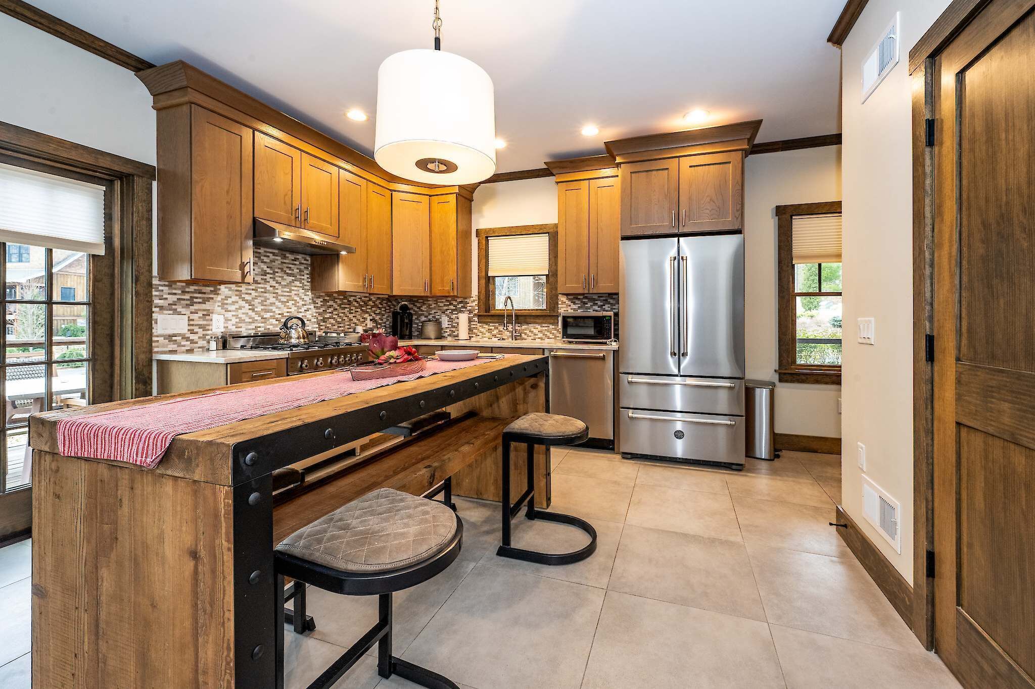 Kaffe- och tebryggare, kylskåp, mikrovågsugn och ugn
