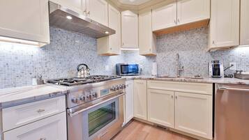 Coffee/tea maker, fridge, microwave, oven