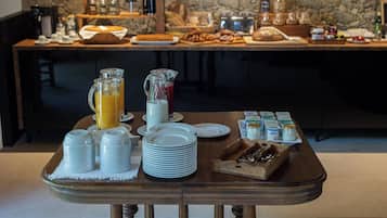 En frukostbuffé med ett varierat utbud av mat och dryck.