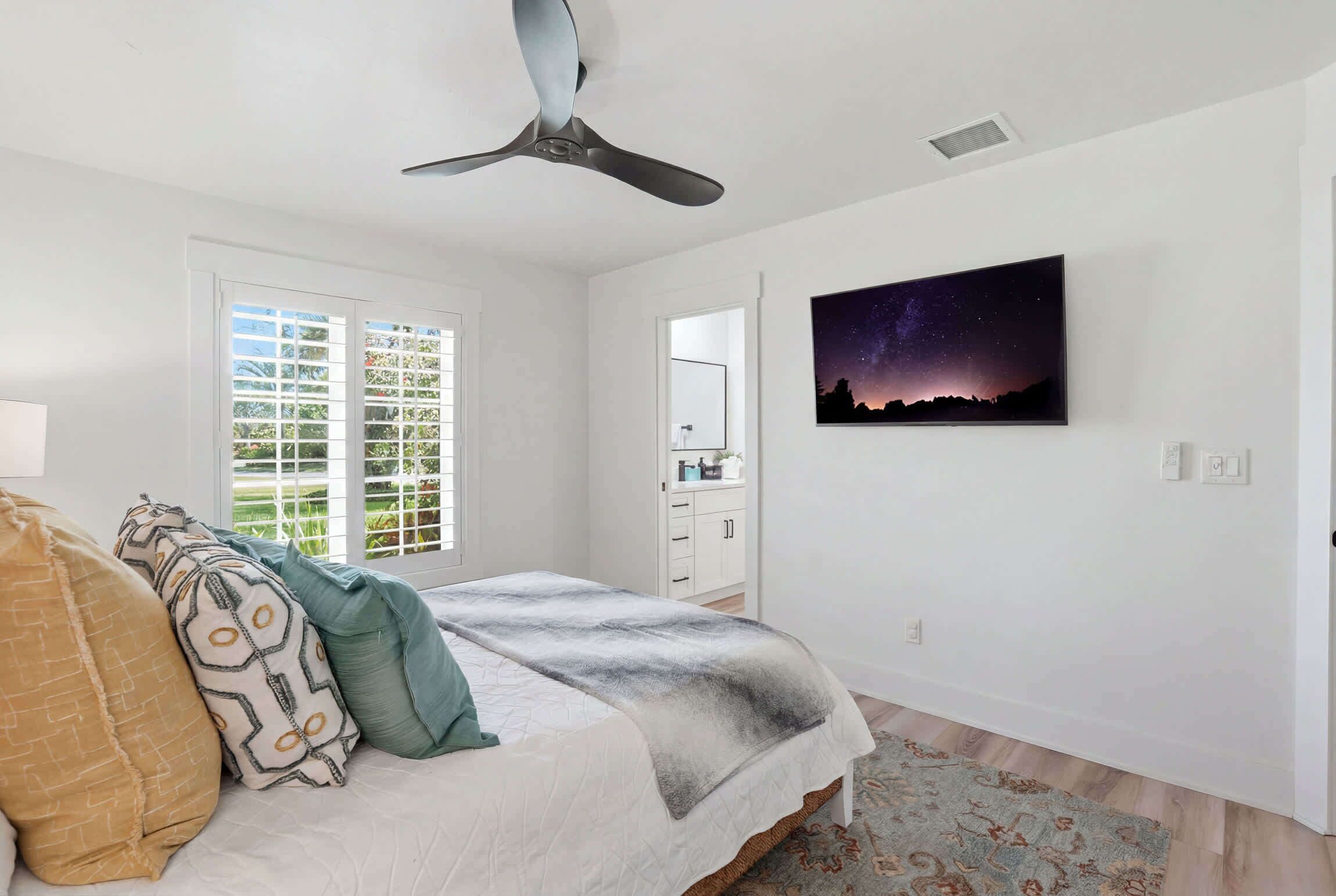 5 bedrooms, desk, WiFi, bed sheets