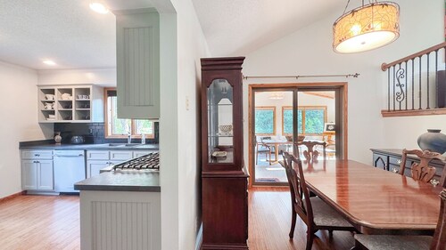 Scenic Apple River Retreat - Spacious 4BR Home - Fishing, Tubing & Kayaking