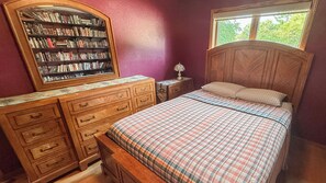 4 bedrooms, iron/ironing board, WiFi, bed sheets - Scenic Apple River Retreat - Spacious 4BR Home - Fishing, Tubing & Kayaking (Somerset)