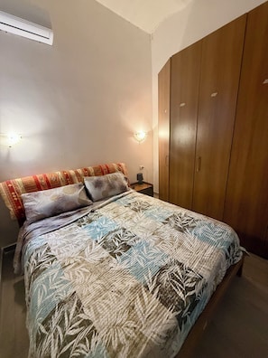 2 bedrooms, iron/ironing board, WiFi, bed sheets - Torvaianica, Zoomarine, Rome: Seaside Apartment with Shared Garden (Lazio)