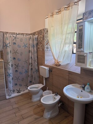 Shower, hair dryer, bidet, towels - Torvaianica, Zoomarine, Rome: Seaside Apartment with Shared Garden (Lazio)
