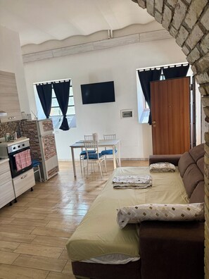 Living area - Torvaianica, Zoomarine, Rome: Seaside Apartment with Shared Garden (Lazio)