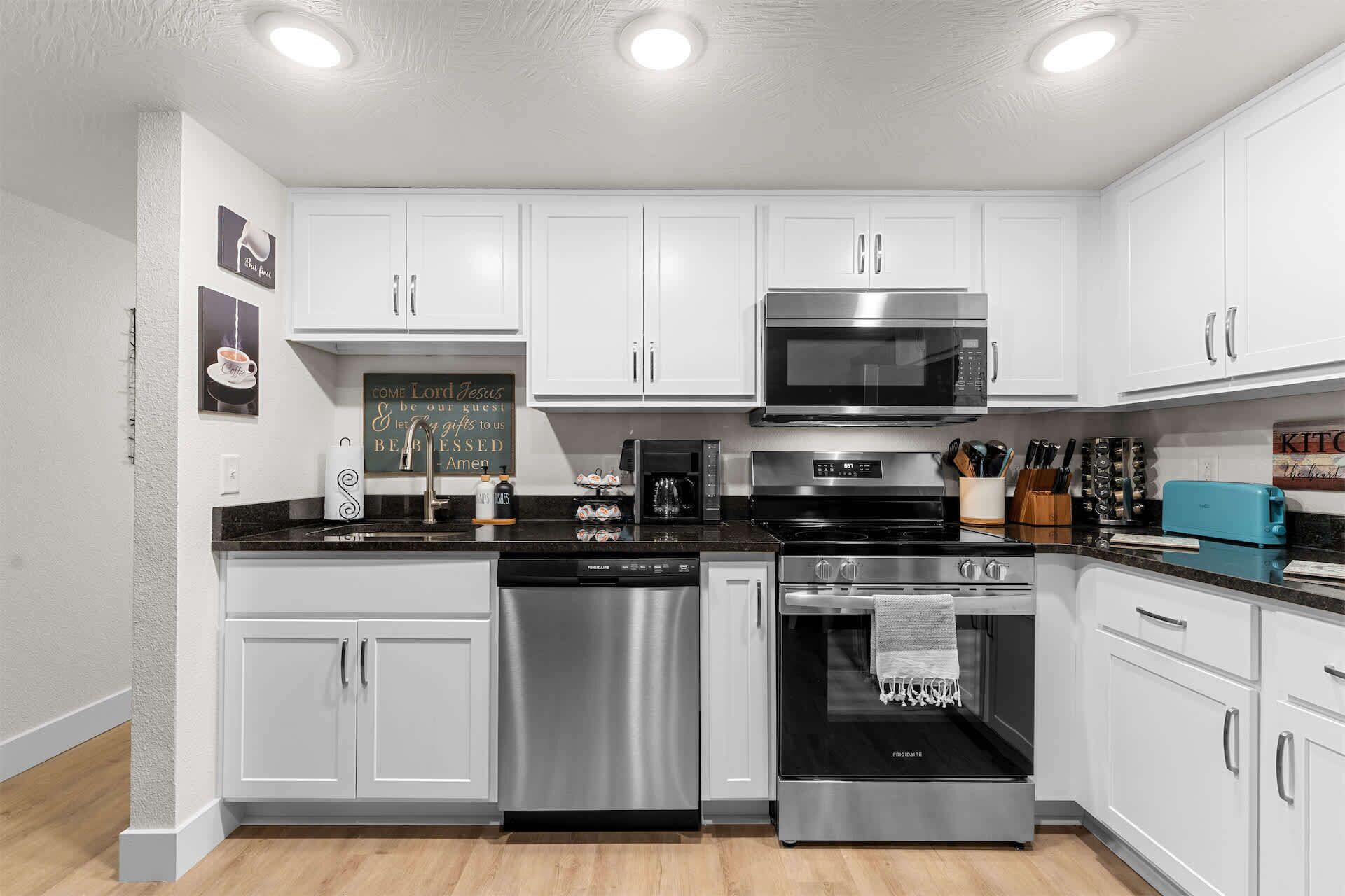 Condo, 1 Queen Bed with Sofa bed (Roark Creek View) | Private kitchen