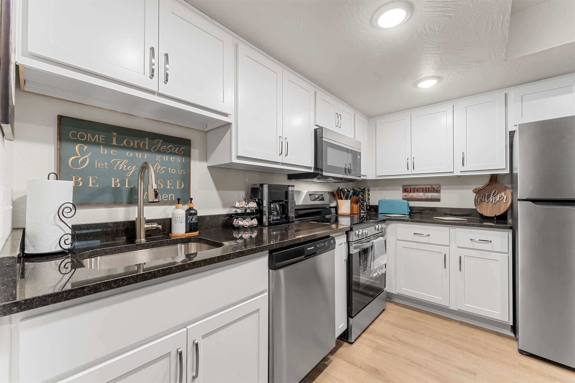 Condo, 1 Queen Bed with Sofa bed (Roark Creek View) | Private kitchen