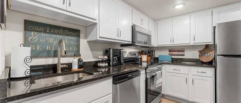 Condo, 1 Queen Bed with Sofa bed (Roark Creek View) | Private kitchen