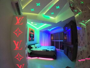 Ein modernes Schlafzimmer mit einem Bett, einem Fenster und einer Wand mit Muster.