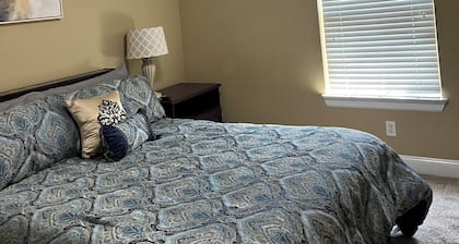 Cozy 2-bedroom condo with AC in lovely Tuscaloosa