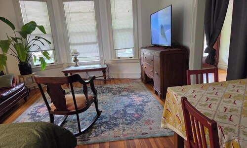 Suite in a Victorian Mansion facing the Statue of Liberty
