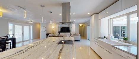 Premium House, Ensuite, Canal View | Shared kitchen