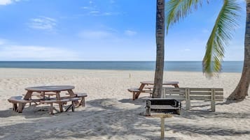 Appartement, salle de bains privée, vue jardin | Plage