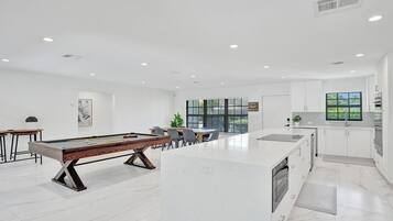Departamento, baño privado, vista al jardín | Cocina compartida | Periquera