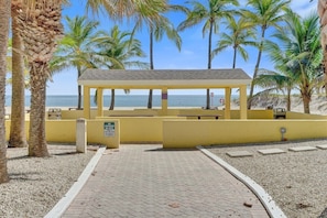 A beachside pavilion with a clear view of the ocean, surrounded by palm trees and a paved walkway. - Villa Terra Mar (Lauderdale-by-the-Sea)