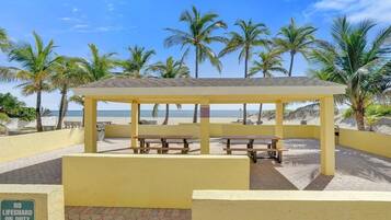 Departamento, baño privado, vista al jardín | Playa | Playa privada