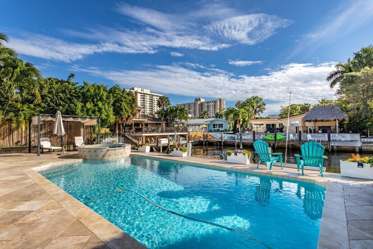 Deluxe-Haus, eigenes Bad, Kanalblick | Außenpool | Außenpool, beheizter Pool, Liegestühle