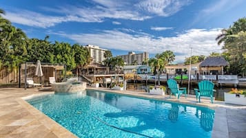 Deluxe-Haus, eigenes Bad, Kanalblick | Außenpool | Außenpool, beheizter Pool, Liegestühle
