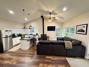 Living area - Cozy Nature Retreat (Leavenworth)