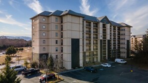 A multi-story hotel with a parking lot in front. - Sweet Retreat - Unit 5206 - FREE Attraction Ticket with EACH night Stay Including Dollywood (Pigeon Forge)