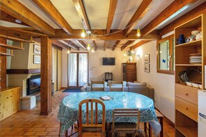 Living area - Le Cambasque - Jardin - TV (Cauterets)
