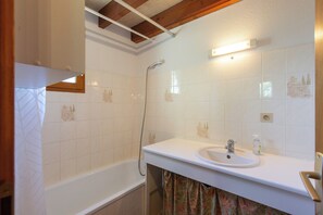 Bathroom - Le Cambasque - Jardin - TV (Cauterets)