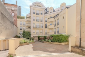 A courtyard with a central open space surrounded by buildings with balconies and windows. - Le Versaillais - Petfriendly - Wifi (Versailles)