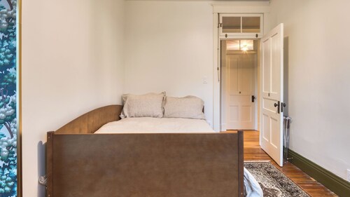 The Nightingale by Avantstay Historic Catskills Retreat Lake Views + Near Hudson Sleeps 18