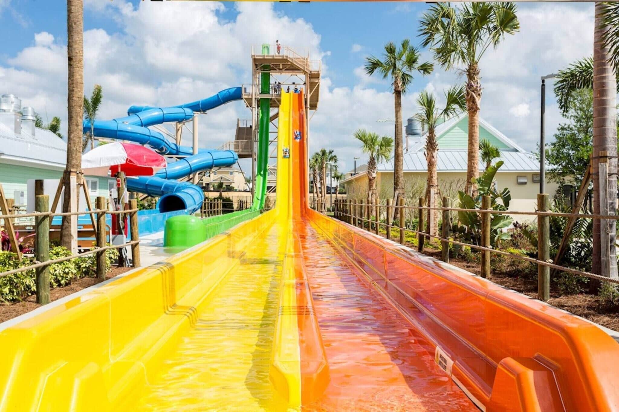 Een waterpark met glijbanen en een uitkijkplatform.